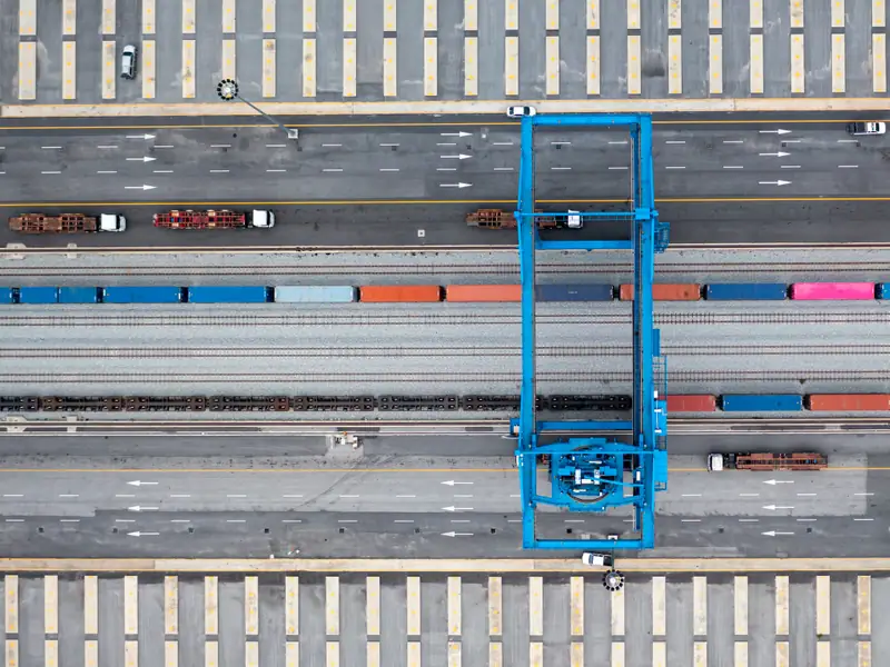 Vista aérea de una grúa pórtico sobre contenedores en una terminal intermodal